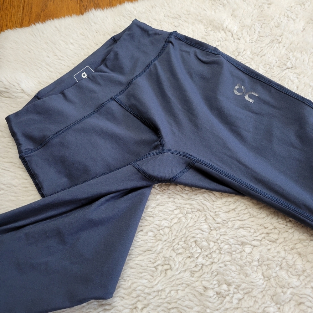 On Running Run On Clouds Active Tight Women's Xs … - image 3